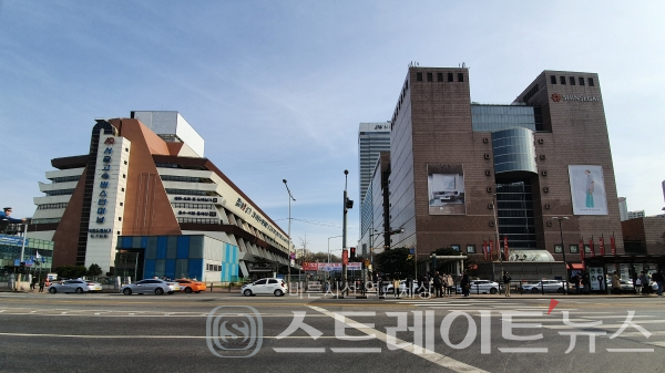 ◇'르엘신반포' 단지 남쪽에 있는 서울고속버스터미널(왼쪽), 센트럴시티. (사진=이준혁 기자)