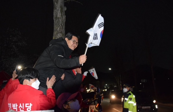 홍문종 친박신당 대표가 6일 오후 서울구치소 앞에서 기자회견을 마친 후 지지자들의 환호를 받고 있다. (사진=친박신당)