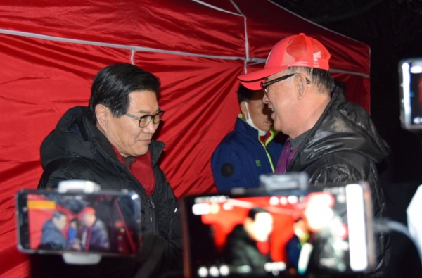 홍문종 친박신당 대표가 단식 중인 천막 앞에서 지지자들과 인사를 나누고 있다. (사진=친박신당)