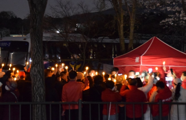 친박신당 지지자들이 홍문종 대표가 단식 중인 천막을 둘러싸고 촛불을 들고 응원하고 있다. (사진=친박신당)