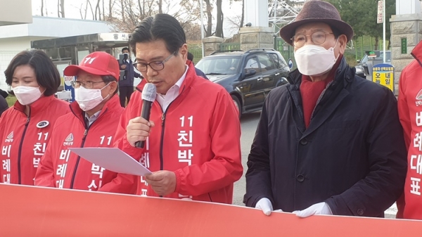 홍문종 친박신당 대표는 6일 서울구치소(서청대) 앞에서 박근혜 전 대통령 석방을 촉구하는 기자회견을 가진 뒤 무기한 단식에 들어갔다. (사진 친박연대)