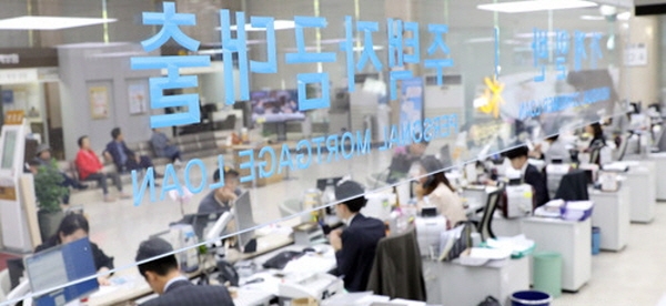 서울 영등포구 여의도 한 은행을 찾은 시민들이 대출 상담을 받고 있는 모습