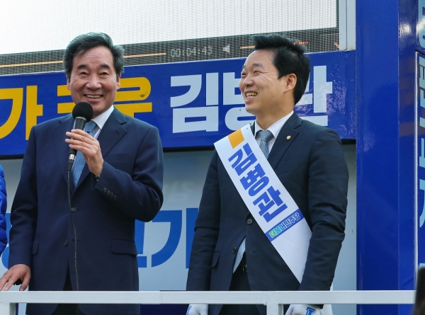 더불어민주당 공동선대위원장으로 서울 종로에 출마한 김병관 국회의원의 후원회장을 맡고 있는 이낙연 전 총리가 지난 8일 성남시 분당 지역의 김병관, 김병욱 후보의 합동유세장을 찾아 유권자들에게 지지를 호소했다.