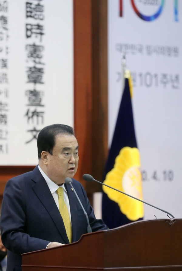 문희상 국회의장이 10일 임시의정원 101주년 행사에서 춧사를 하고 있다. (사진=국회)