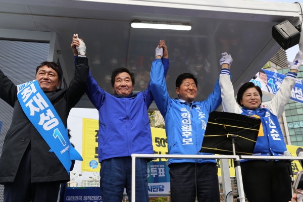 이낙연 더불어민주당 상임공동선대위원장이 12일 오후,  송파구 잠실새내역 앞에서 송파갑 조재희 후보, 송파을 최재성 후보, 송파병 남인순 후보 지원유세에 나서 손을 맞잡고 지지를 호소하고 있다.