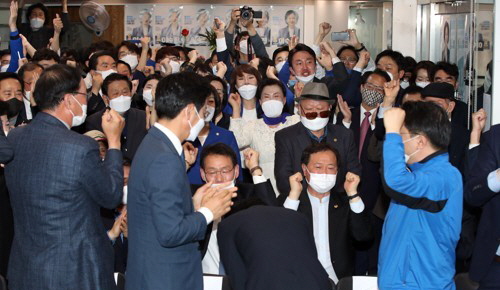 더불어민주당 서울 동작을 이수진 후보가 15일 서울 동작구 선거사무실에서 개표방송을 지켜보다 지지자들을 향해 인사하고 있다.