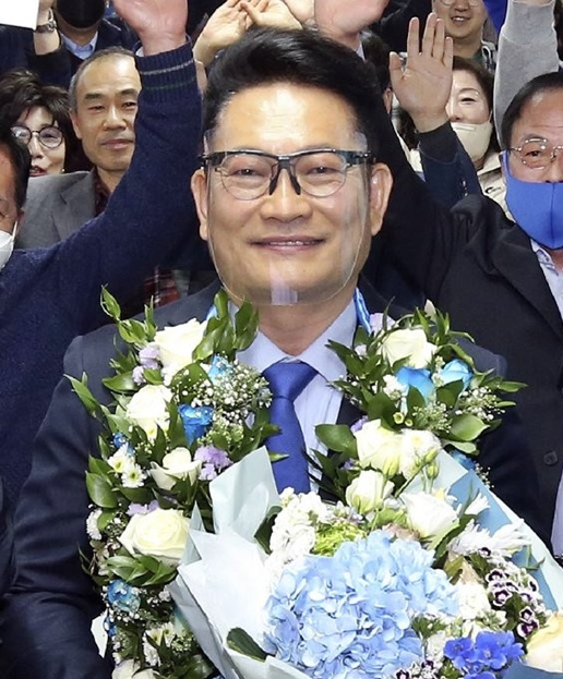 중앙선거관리위원회는 15일 인천 계양갑과 계양을 국회의원 선거에서 유동수와 송영길 민주당 후보가 당선됐다고 밝혔다.