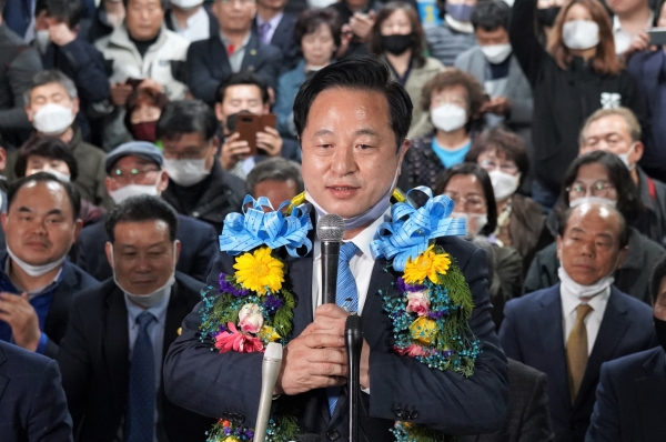 더불어민주당  경남 양산을 김두관 당선자가 당선인사를 하고 있다.