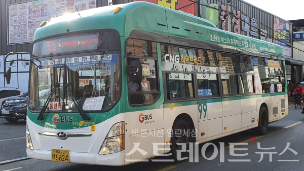 ◇'더샵 광교산 퍼스트파크' 동북쪽의 조원로를 지나는 수원 시내버스 99번. (사진=이준혁 기자)