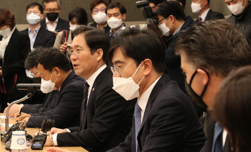 성윤모 산업통상자원부 장관이 21일 오후 서울 서초동 자동차산업협회에서 열린 '코로나19 대응을 위한 자동차업계 간담회'에서 발언하고 있다.