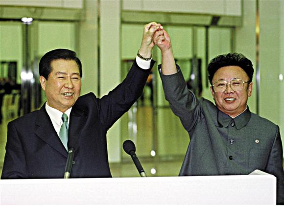 2000년 6월 15일 평양에서 김대중 대통령과 김정일 북한 국방위원장이 정상회담을 갖고 '낮은단계의 연방제'와 '비전향장기수 문제 해결' 등의 사안에 합의하고 '6·15 남북공동선언'을 발표했다. (사진=김대중 평화센터)