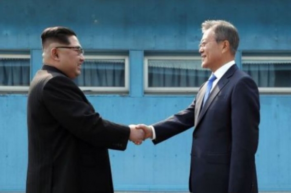 문재인 대통령과 북한 김정은 국무위원장이 2018년 4월 27일 판문점 군사분계선에서 악수를 하고 있다. (사진=공동취재단)
