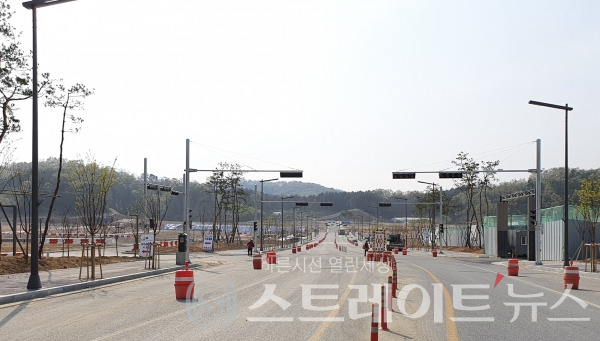 ◇'유성 둔곡지구 서한이다음' 단지가 지어질 대전 유성구 둔곡동 둔곡지구의 동남쪽 입구로, 도시화가 이미 진행된 대전 봉산동과 연결되는 도로인 구룡달전로는 활발히 확장공사 중이다. (사진=이준혁 기자)