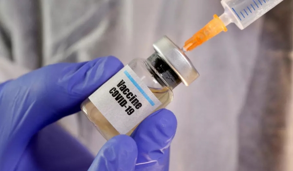 블룸버그와 뉴욕타임즈는 27일(현지시간) 전 세계 백신개발 경쟁에서 가장 앞서는 옥스퍼드대 제너연구소 측이 오는 9월까지 수맥만회분의 백신개발을 목표로 내달까지 6,000명 이상을 대상으로 개발 백신의 안전효과에 대해 시험 중이라고 보도했다.