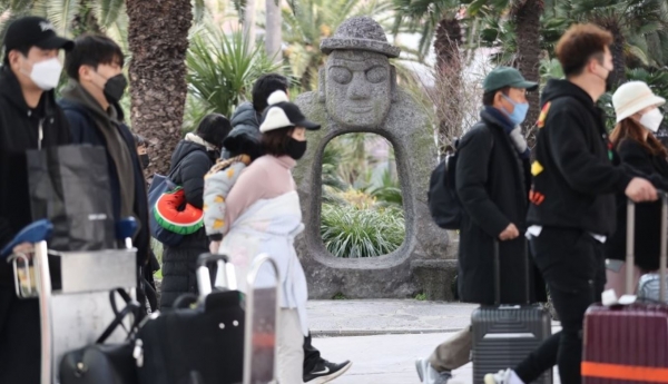 마스크를 낀 관광객들이 제주 공항 앞을 지나고 있다(사진=연합뉴스)