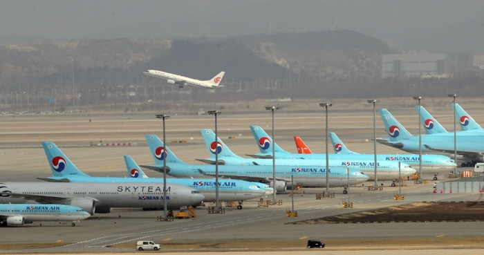 인천국제공항에 대한항공 항공기들이 코로나19의 영향으로 멈춰서 있다.