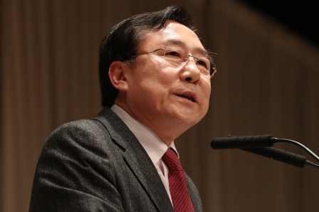 김기문 중소기업중앙회장(사진)이 금품선거 혐의로 재판에 넘겨졌다. 앞서 김 회장의 비서실장도 같은 혐의로 약식기소, 김회장의 입지가 흔들리고 있다.