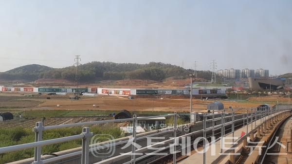 ◇경인아라뱃길 위를 지나는 인천2호선 차량 안에서 촬영한 '검암역 로열파크씨티 푸르지오' 부지. (사진=이준혁 기자)