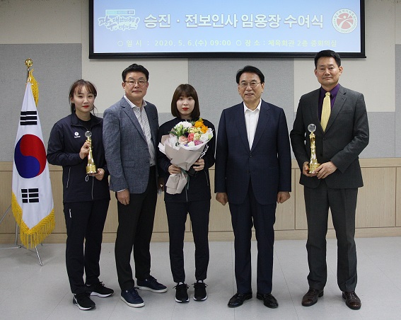 (우측부터 안재오 경기운영부장, 김창준 회장, 강경민 선수,오세일 감독, 한승미 선수) 시체육회제공