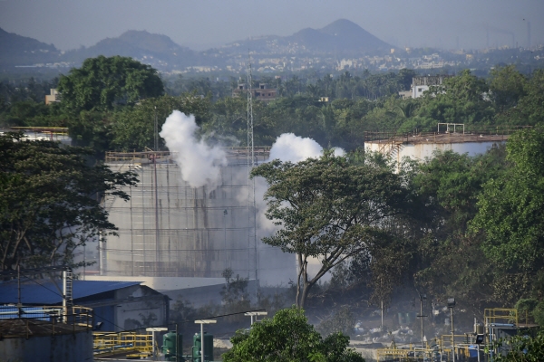 7일(현지시간) 가스 누출 사고가 발생한 인도 남부 안드라프라데시주 비사카파트남의 LG폴리머스인디아 공장에서 연기가 솟아오르고 있다. 사진=비사카파트남 AP, 연합뉴스
