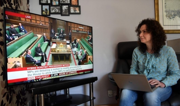 영국 자유민주당 소속 웬디 체임벌린 하원의원이 자택에서 원격으로 의회에 참가하고 있다.(사진=AFP/연합뉴스)