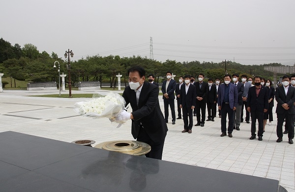 김창준 체육회장 등 시체육회 임직원들이 국립5.18민주묘지를 찾아 합동참배를 하고있다.  시체육회제공