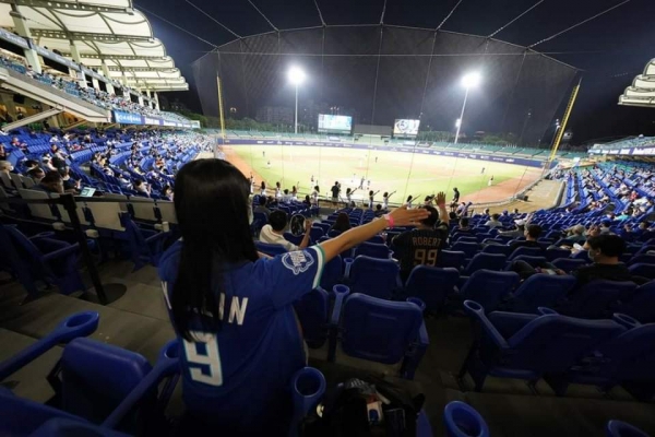 ▲14일, 대만 신베이시 신좡 야구장에서 열린 푸방과 중신의 경기에서 관중들이 사회적 거리를 유지하여 응원하고 있다.
