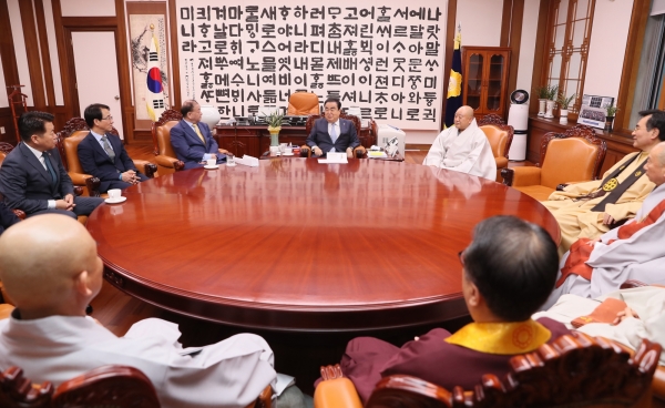 문희상 국회의장이 15일 저녁 의장접견실에서 한국불교 종단협의회 회장단과 차담회를 갖고 있다. (사진=국회)