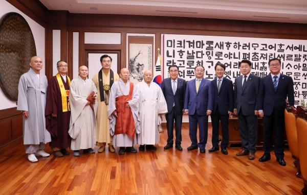 문 의장이 15일 저녁 의장접견실에서 한국불교 종단협의회 회장단과 차담회를 갖고기념촬영을 하고 있다. (사진=국회)
