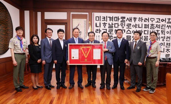 문 의장은 19일 오후 의장집무실에서 한국스카우트연맹 최고 훈장인 ‘무궁화 금장' 을 받r고 기념촬영을 하고 있다.(사진=국회)