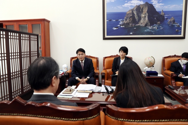 윤상현 국회 외교통일위원장이 20일 도미타 코지 주한 일본대사의 예방을 받고 면담하고 있다.