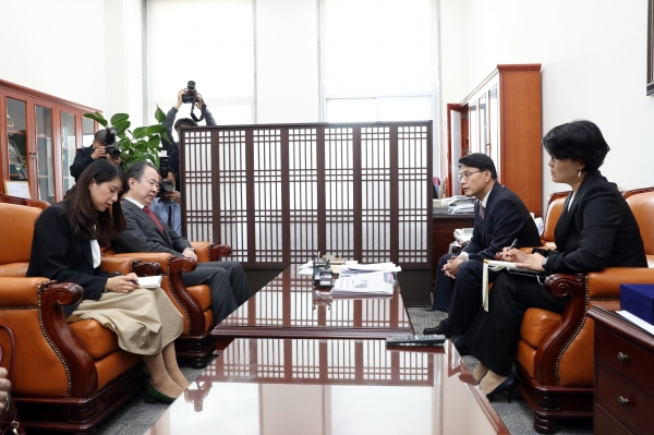 윤상현 국회 외교통일위원장이  20일 도미타 코지 주한 일본대사의 예방을 받고 면담을 하고 있다.