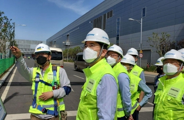 이재용 삼성전자 부회장(사진 중앙)이 18일 중국 산시성의 시안반도체 사업장을 찾아 현장 점검을 하고 있다. 삼성전자 제공