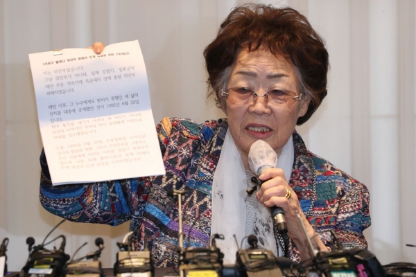 일본군 위안부 피해자 이용수(92) 할머니가 25일 오후 대구 수성구 만촌동 인터불고 호텔에서 기자회견을 하고 있다. (사진=연합뉴스)