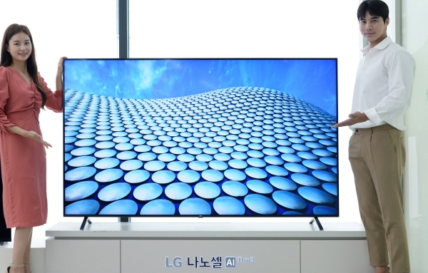LG전자는 색 표현력을 높이는 독자 기술을 적용한 ‘LG 나노셀 AI ThinQ’ 라인업을 국내 확대 출시하며 프리미엄 TV 시장 공략에 나선다. LG전자 제공