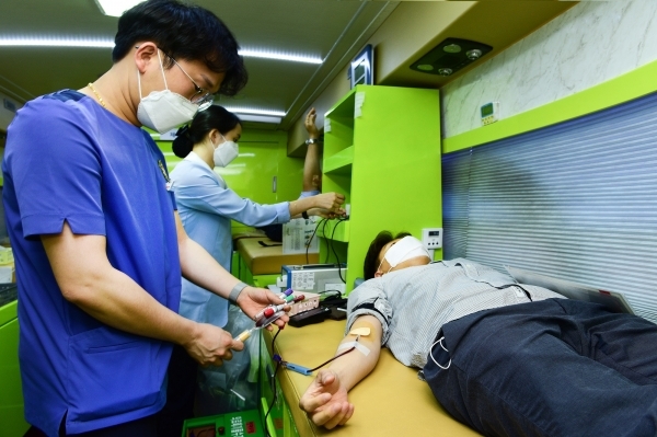 '사랑나눔 헌혈 캠페인'에 참여한 한 한국전력 직원이 헌혈하고 있는 모습. (제공=한국전력)