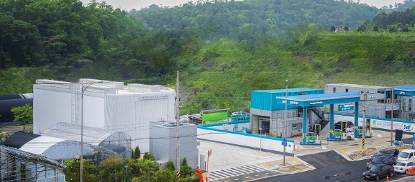 서울 강동구 소재 GS칼텍스 융복합 에너지 스테이션 1부. 왼쪽 흰건물이 수소충전소, 가운데 셀프주유소, 오른쪽은 LPG충전소. GS칼텍스 제공