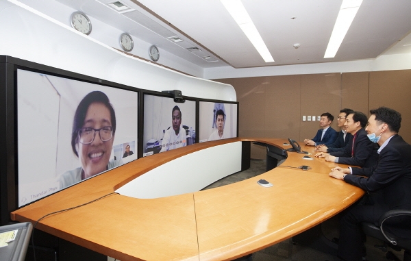 SK텔레콤 심상수 Infra Biz 본부장(회의석 앞쪽부터 두번째)이 1일 서울 을지로 T타워에서 미얀마 국립사이버보안센터 에 나잉 모(Ye Naing Moe) 국장과 화상회의를 통해 통합 보안관제시스템 구축 사업을 논의하고 있다. SK텔레콤 제공
