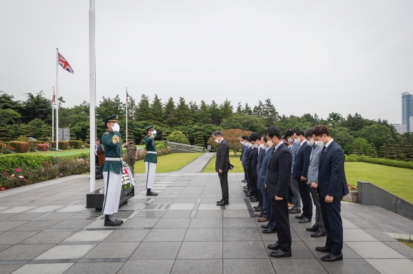 한국남부발전 임직원들이 '호국보훈의 달'을 맞아 3일 부산 유엔기념공원을 찾아 6.25 전쟁 참전용사를 추모하며 묵념을 하고 있다. (제공=한국남부발전)