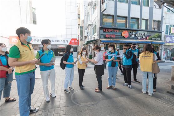한국남부발전 KY리더들이 시민들에게 마스크를 나눠주며 공익신고에 대해 설명하고 있다. (제공=한국남부발전)