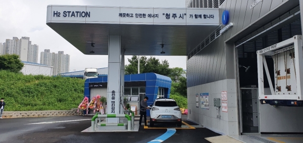 한국가스기술공사가 준공한 충북 1호 수소충전소에서 수소차량에 연료를 충전하고 있다. (제공=한국가스기술공사)