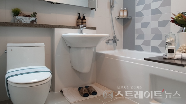 ◇'성산 반도유보라 아이비파크' 견본주택 64㎡A 유니트의 욕실. (사진=이준혁 기자)