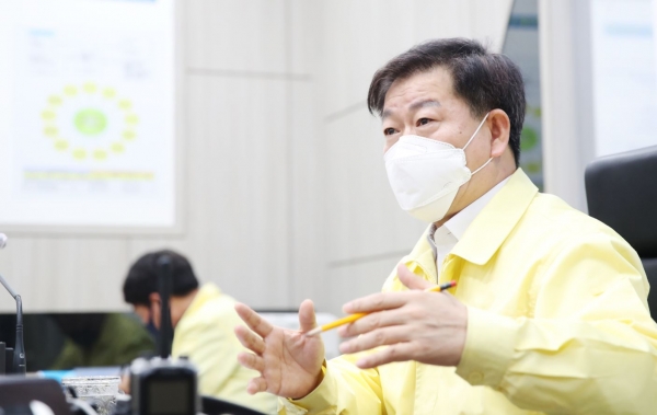 박승원 광명시장 10일 코로나19 대응 광명시 재난안전대책본부 회의에서 발언하고 있다.(사진=광명시 제공)