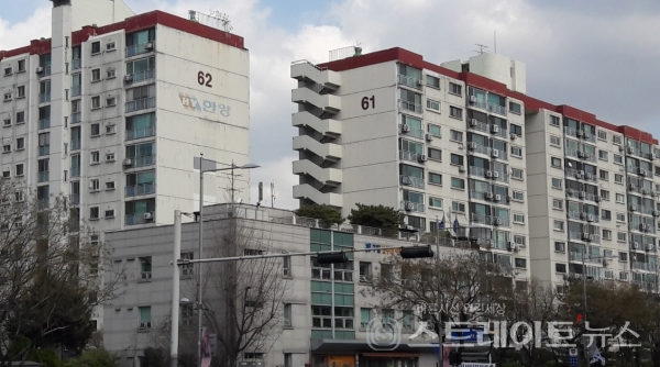 앞으로는 투기과열지구와 조정대상지역에서는 3억원 미만 저가주택을 구입할 때에도 자금조달계획서를 제출해야 한다.