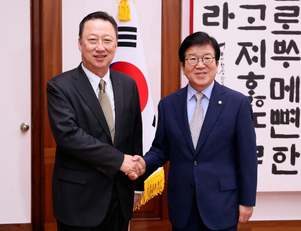박병석 국회의장이 16일 의장집무실에서 박용만 대한상공회의소 회장과 접견하고 있다.(사진=국회)