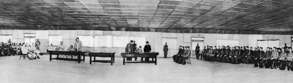 유엔군과 중국·북한군의 수석대표들은 1953년 7월 27일 판문점에서 정전협상에 체결했다.