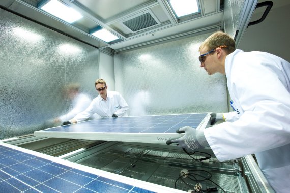 한화큐셀 독일 기술혁신센터 태양광 모듈 품질 테스트 모습. 한화큐셀 제공