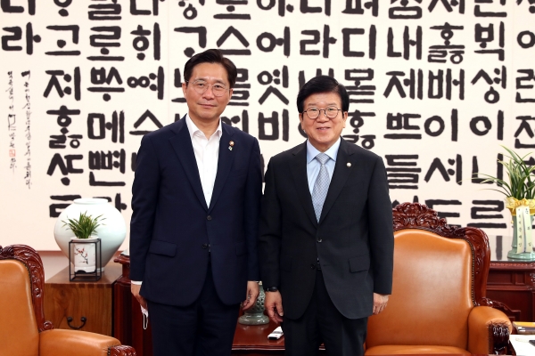 박병석 국회의장이 19일 의장집무실에서 성윤모 산업통상자원부 장관의 예방을 받고 있다.(사진=국회)