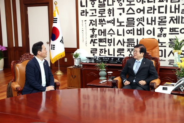 박병석 국회의장이 19일 의장집무실에서 성윤모 산업통상자원부 장관의 예방을 받고 환담하고 있다.(사진=국회)