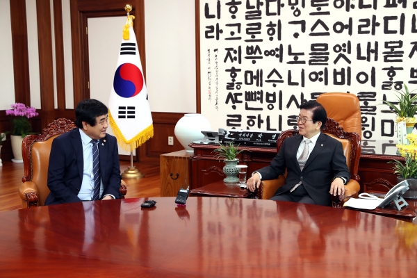 박병석 국회의장이  22일 의장집무실에서 한상혁 방송통신위원장을 만나  코로나19 대응 관련 환담을 하고 있다. (사진=국회)